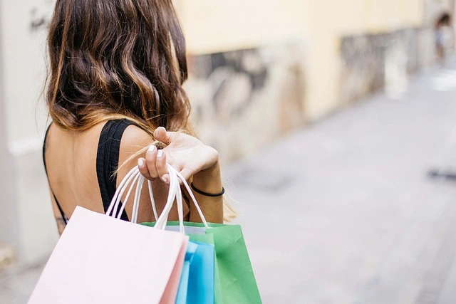 Image of a woman shopping - retail omnichannel